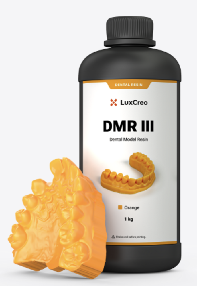 Botella de resina dental DMR III con biomodelos naranjas